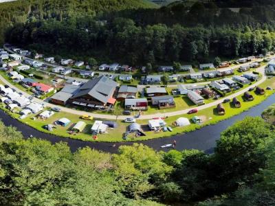 Camping Bissen is een 4-sterren camping en de ideale plek voor een ontspannende vakantie. De locatie van de camping in het hart van de Luxemburgse Ardennen, niet ver van het grote meer van Esch-sur-Sûre, biedt u volop mogelijkheden voor recreatieve activiteiten. Ga op ontdekkingsreis naar oude kastelen en paleizen in dromerige landschappen en geniet van een heerlijke vakantie op de wandelwegen van onze omgeving. De camping ligt aan de oevers van de Sûre, omringd door bossen en weilanden in het midden van he