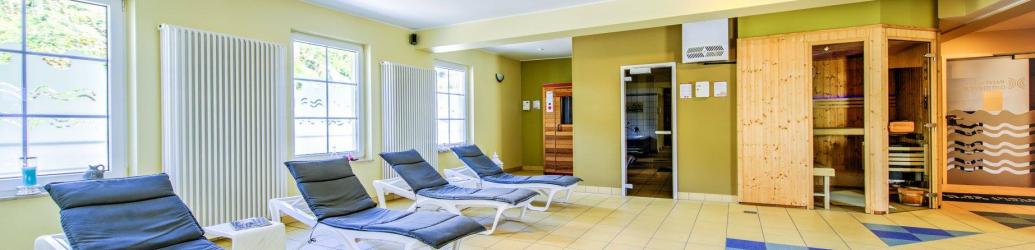 Situé au pied du château de Clervaux, le long de la rivière Clerve, l'Hôtel du Commerce propose des chambres modernes avec connexion Wi-Fi gratuite. Ses installations comprennent un centre de bien-être avec une piscine intérieure, auquel vous pourrez accéder gratuitement..